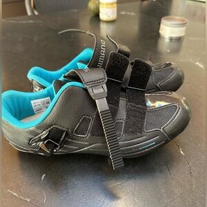 Women Size 40 Spin Shoes with clip ins